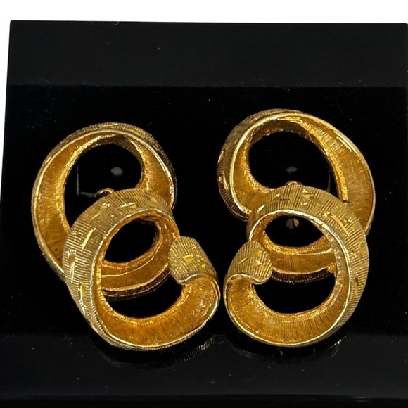 Kramer vintage signed matte gold tone spiral earrings #074 - Picture 1 of 6